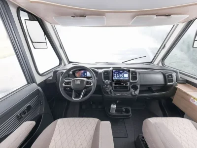 Dethleffs Globebus Cockpit mit modernem Armaturenbrett und Infotainmentsystem