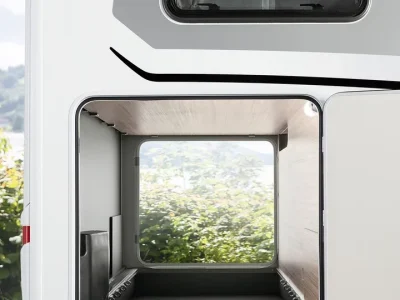 Dethleffs Globebus Heckgarage mit Blick ins Grüne