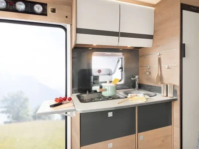 Dethleffs Globebus Küche mit Spüle, Herd und Hängeschränken