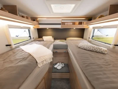 Dethleffs Globebus Schlafbereich mit zwei Einzelbetten und Dachfenster