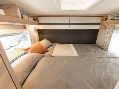 Dethleffs Globebus Schlafbereich mit Doppelbett und Dachfenster