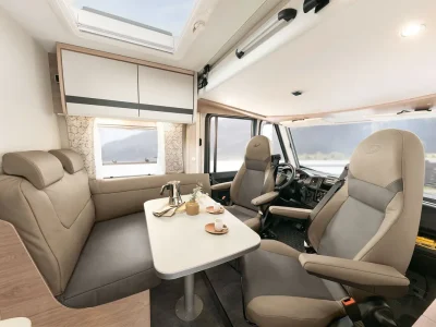 Dethleffs Globebus Sitzgruppe mit L-Sitzbank und drehbaren Pilotensitzen