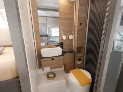 Dethleffs Globebus Badezimmer mit Waschbecken, Toilette und Holzdusche
