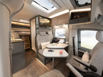 Dethleffs Globebus Sitzgruppe mit Tisch und Dachfenstern