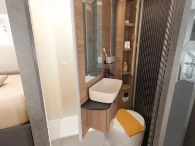 Dethleffs Globebus Bad mit Dusche, Waschbecken und Toilette
