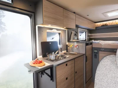 Dethleffs Globebus Küche mit Kochfeld und Spüle