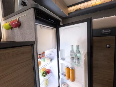 Dethleffs Globebus Kühlschrank mit Flaschen und Obst