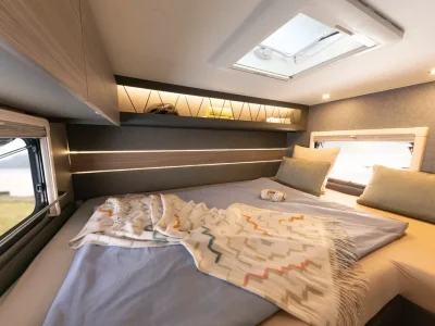 Dethleffs Globebus Schlafbereich mit Doppelbett und Dachfenster