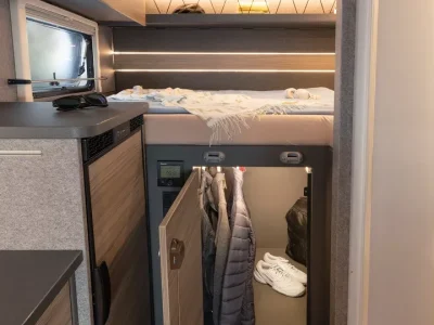 Dethleffs Globebus Stauraum mit Kleidung und Bett darüber
