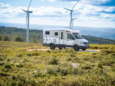 Dethleffs Globebus Teilintegrierter auf einer Straße mit Windrädern