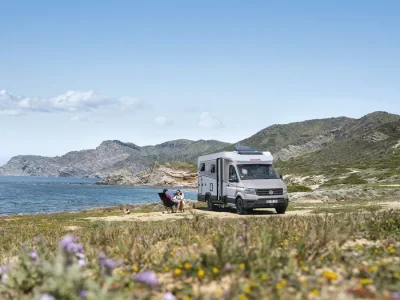 Dethleffs Globebus Teilintegrierter am Meer mit Bergkulisse