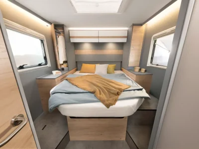 Dethleffs Just Camp Schlafbereich mit Doppelbett und Dachfenster