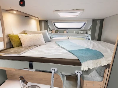 Dethleffs Just Camp Schlafbereich mit Doppelbett und Dachfenster