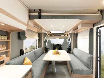 Dethleffs Just Camp Sitzgruppe mit L-Sitzbank und Hubbett