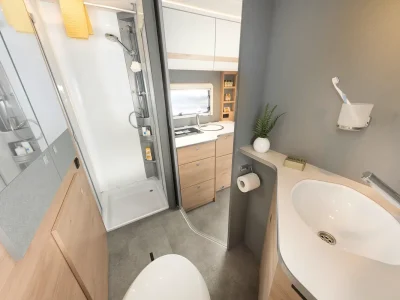 Dethleffs Just Camp Bad mit Dusche, Toilette und Waschbecken
