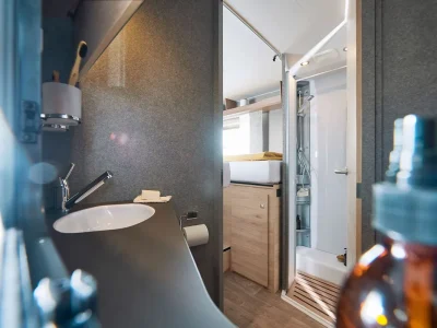 Dethleffs Just Go Bad mit Waschbecken und separater Dusche