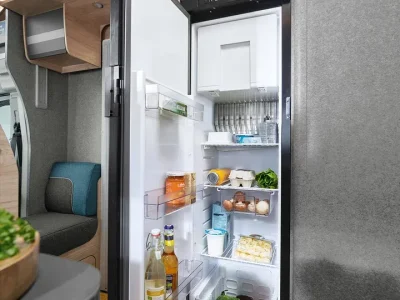 Dethleffs Just Go Küche mit offenem Kühlschrank und integriertem Backofen