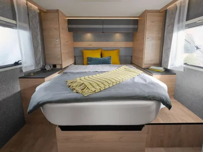 Dethleffs Just Go Schlafbereich mit Doppelbett und Fenster