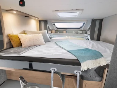 Dethleffs Just Go Schlafbereich mit Doppelbett und Dachfenster