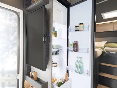 Dethleffs Trend Küche mit offenem Kühlschrank und Stauraum
