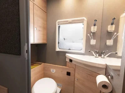 Dethleffs XL Bad mit Toilette, Waschbecken und Fenster