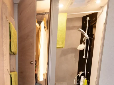Dethleffs Bad mit Dusche und Kleiderschrank