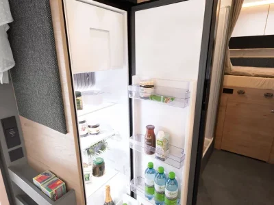 Dethleffs Küche mit offenem Kühlschrank und Mikrowelle