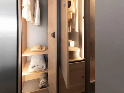 Dethleffs XL Stauraum mit Kleiderschrank und Regalen