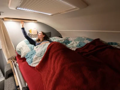 Dethleffs Schlafbereich mit Bett und Dachfenster