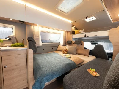 Dethleffs Schlafbereich mit Doppelbett und Dachfenster