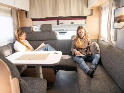 Dethleffs XL Wohnbereich mit Sitzgruppe und Fernseher