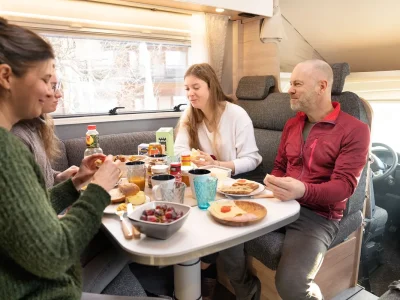 Dethleffs Wohnbereich mit Sitzgruppe und Frühstückstisch