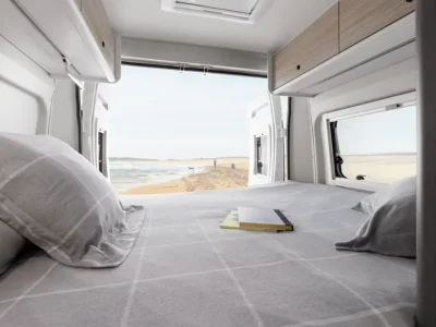 Etrusco Campervan Schlafbereich mit Doppelbett und Dachfenster