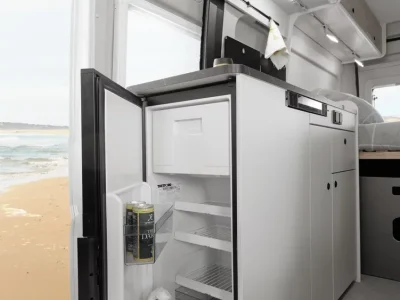 Etrusco Campervan Küche mit offenem Kühlschrank und Blick auf Strand