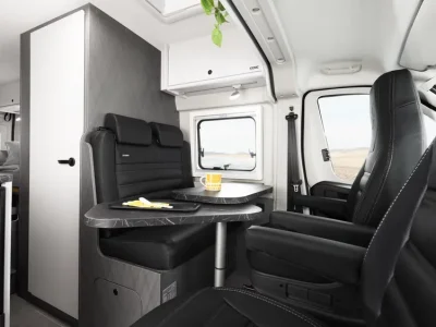 Etrusco Campervan Sitzgruppe mit drehbaren Vordersitzen und Tisch