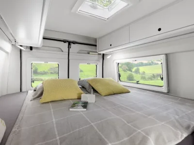 Etrusco Campervan Schlafbereich mit Doppelbett und Dachfenster