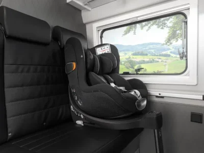Etrusco Campervan Sitzbereich mit Kindersitz und Fenster