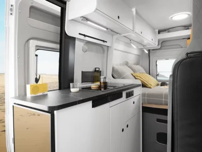 Etrusco CV Plus Küche und Schlafbereich mit Doppelbett und Hängeschränken