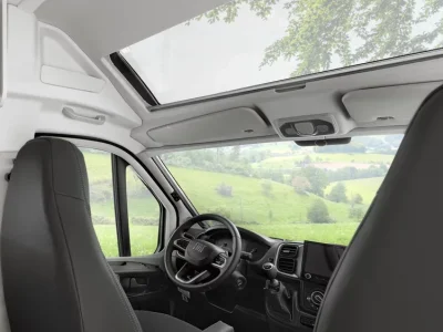 Etrusco CV Plus Cockpit mit großem Dachfenster und Blick auf grüne Hügel