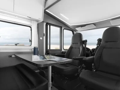 Etrusco Integrierter Sitzbereich mit Tisch und drehbaren Pilotensitzen