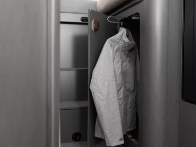 Etrusco Integrierter Stauraum mit Kleiderstange und Jacke