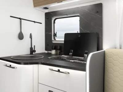 Etrusco integriert Küche mit Spüle, Herd und Fenster