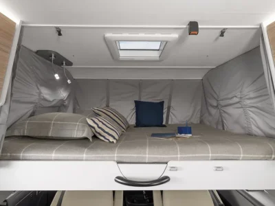 Etrusco integriert Schlafbereich mit Doppelbett und Dachfenster