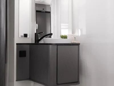 Etrusco T-Base Bad mit Waschbecken und Spiegel