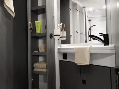 Etrusco T-Base Bad mit Waschbecken, Spiegel und Regal