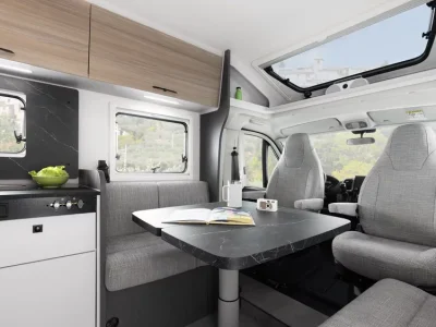 Etrusco T-Base Sitzgruppe mit Tisch und zwei drehbaren Pilotensitzen, Dachfenster