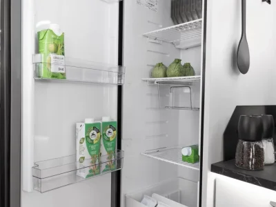 Etrusco Teilintegrierter Küche mit offenem Kühlschrank und Lebensmitteln