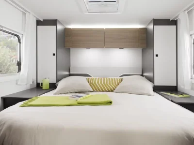 Etrusco Teilintegrierter Schlafbereich mit Doppelbett und Fenster