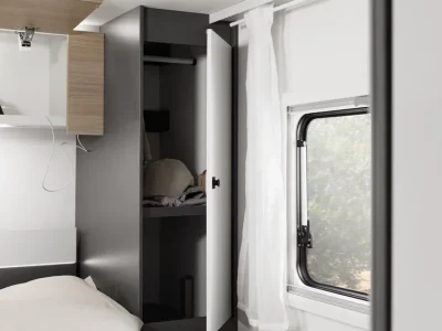 Etrusco Teilintegrierter Stauraum mit Kleiderschrank und Fenster