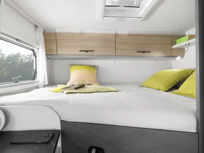 Etrusco Van Schlafbereich mit Doppelbett und Dachfenster